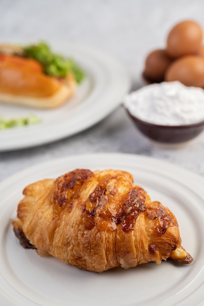 Foto grátis pão cozido com ingredientes ovos e farinha de tapioca em um copo.