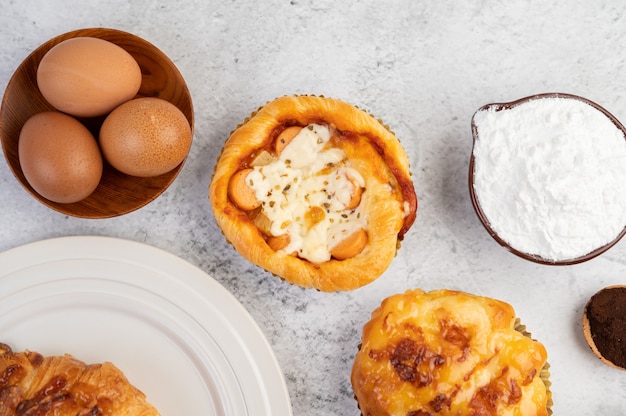 Pão cozido com ingredientes Ovos e farinha de tapioca em um copo.