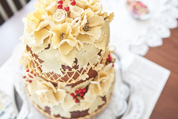 Pão de casamento ucraniano tradicional em uma toalha de bordado.