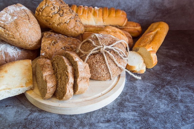 Foto grátis pão de centeio em fundo de ardósia