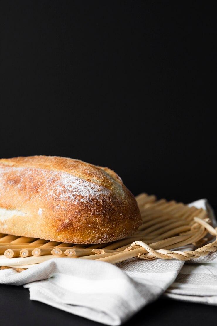 Foto grátis pão de close-up em material de pano e fundo preto