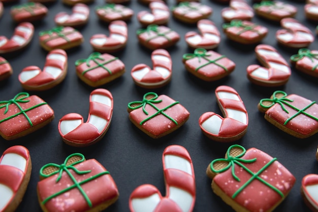 Foto grátis pão de gengibre de natal coberto com glacê multicolorido closeup