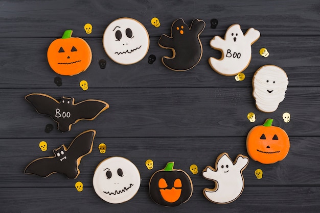 Pão de Halloween e crânios de decoração dispostos em círculo
