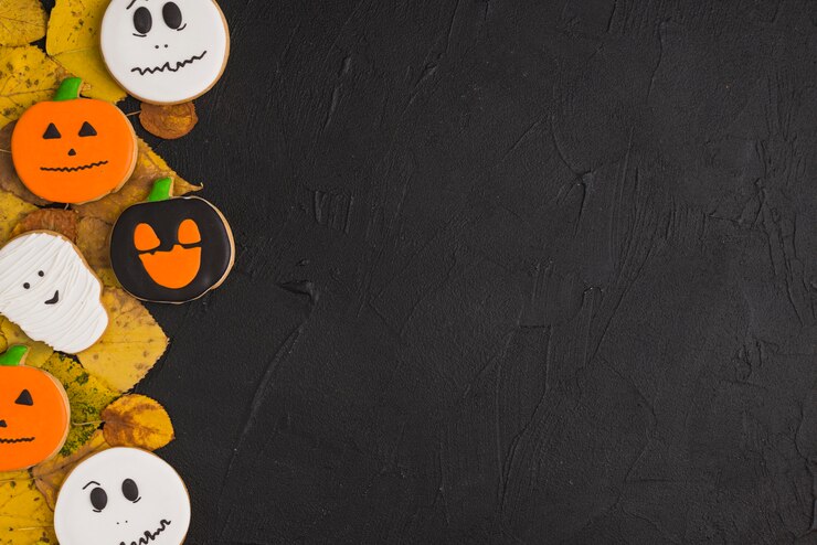 Foto grátis pão de halloween e folhagem seca