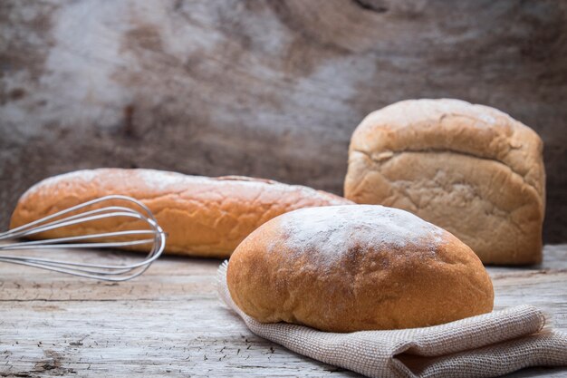 Pão de padaria em uma mesa de madeira.