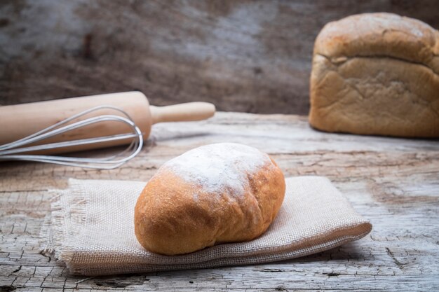 Pão de padaria em uma mesa de madeira.