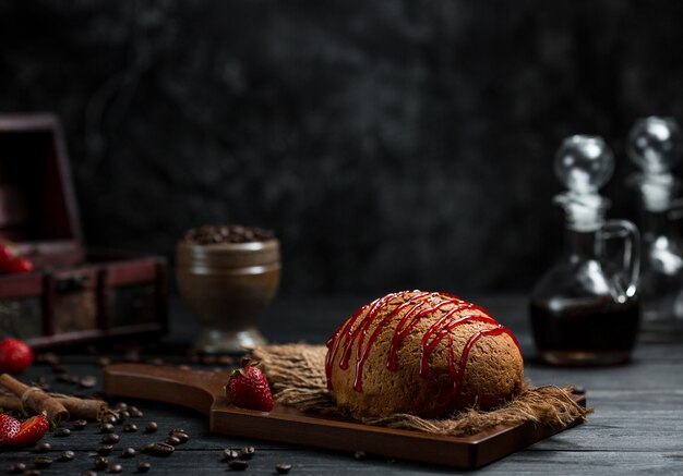 Pão de pastelaria com calda de morango