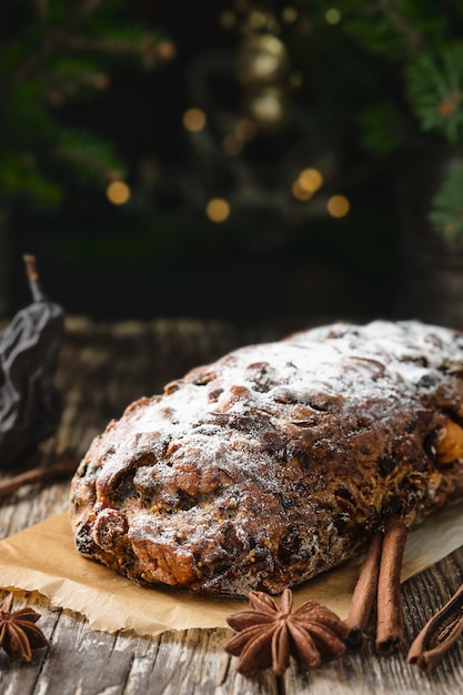 Pão de Pêra de Natal Suíço - Bündner Birnbrot ou Paun cun paira, um prato local recheado com peras secas, frutas e nozes. Foco seletivo. Close-up de torta em uma mesa de madeira. Festa do Chá de Ano Novo