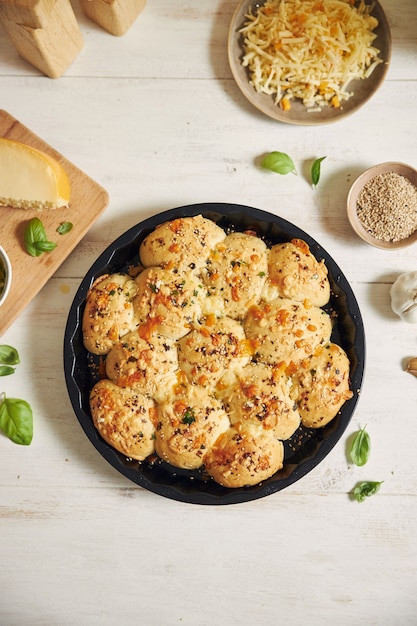 Pão de pizza com bolha de queijo fresco feito na hora com ingredientes e queijo em uma mesa branca