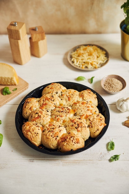 Pão de pizza com bolhas de queijo recém-feito delicioso com ingredientes e queijo em uma mesa branca