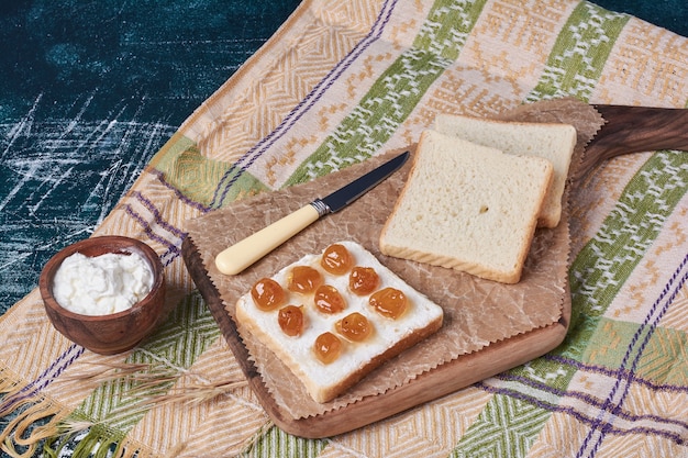 Pão de sanduíche com iogurte e confiture.