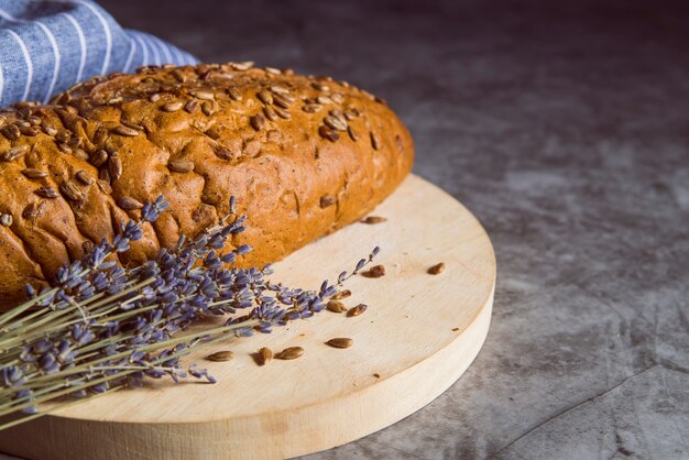 Pão de trigo integral na placa de corte
