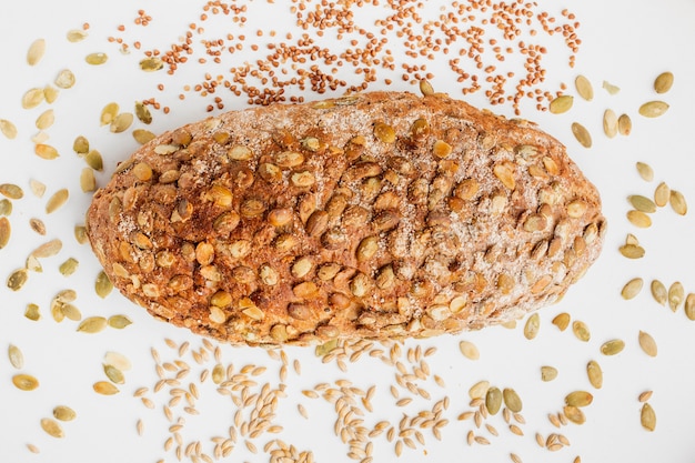 Pão decorado com cereais