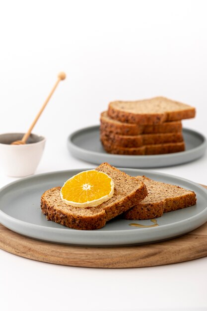 Pão delicioso café da manhã com uma fatia de limão