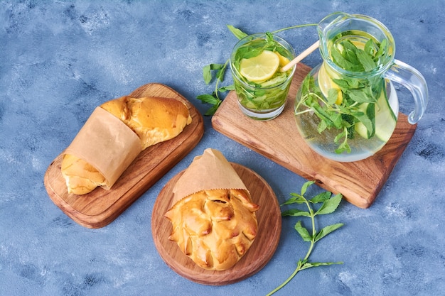 Pão doce com mojito em uma placa de madeira em azul