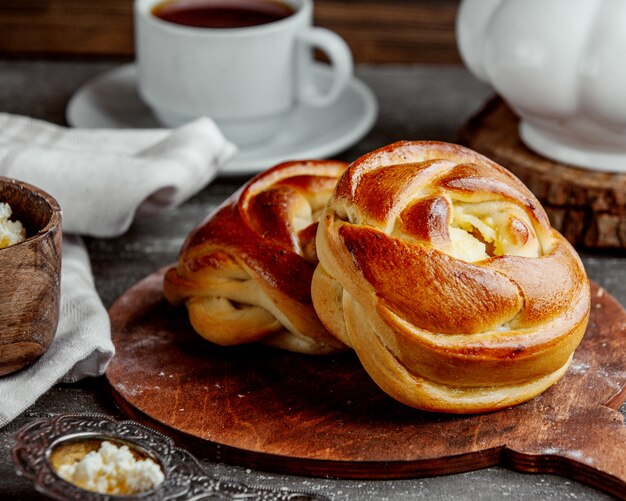 Pão doce em forma de rosa, servido na tábua de madeira