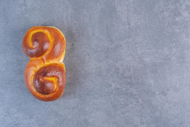 Pão doce ondulado no fundo de mármore. Foto de alta qualidade