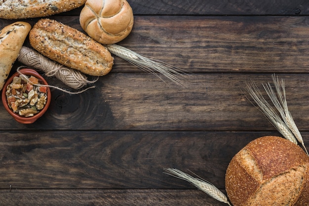 Foto grátis pão e trigo perto de rosca e nozes