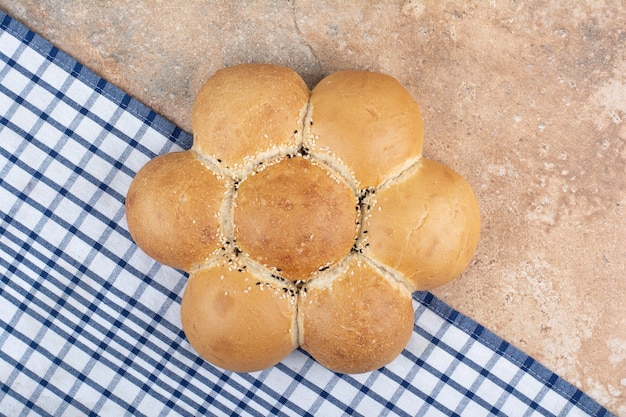 Pão em forma de flor fresca em fundo de mármore