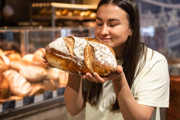 Foto grátis pão em mãos femininas em um supermercado