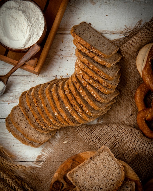 Foto grátis pão fatiado coberto com sementes de gergelim