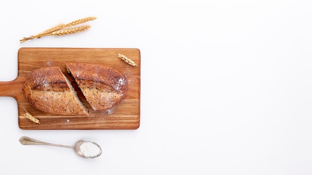 Foto grátis pão fatiado na placa de madeira e copie o espaço