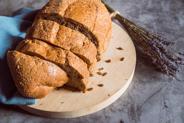 Pão fatiado na tábua de cortar