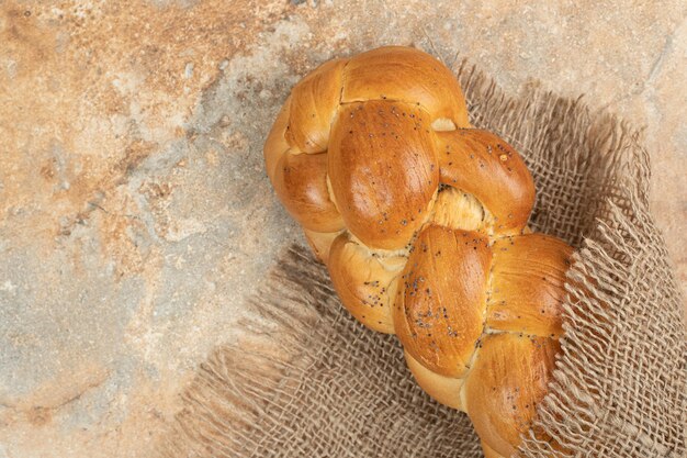 Pão fresco branco de saco na superfície de mármore.