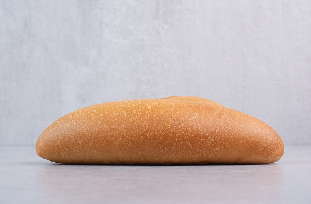 Pão fresco em fundo de pedra. foto de alta qualidade