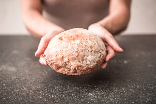 Pão fresco em mãos closeup na