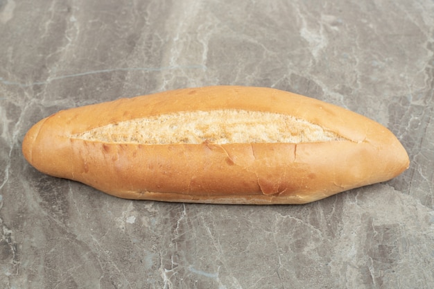 Pão fresco em mármore. foto de alta qualidade