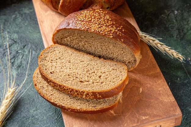 Foto grátis pão fresco fatiado de vista frontal