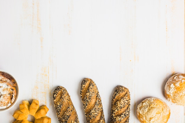 Foto grátis pão fresco perto de pães