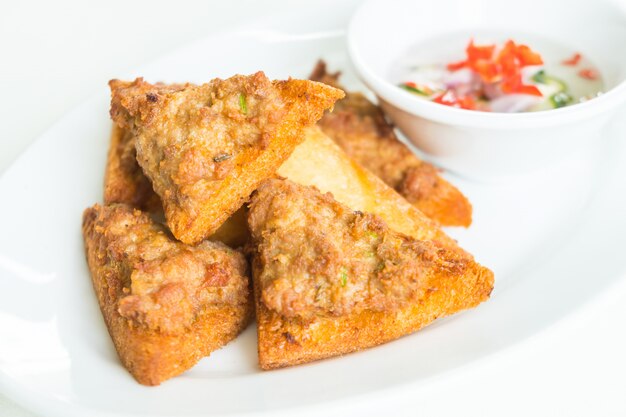 Foto grátis pão frito com carne de porco picada