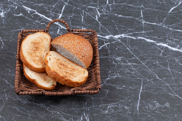 Pão frito e bolo na cesta de vime.