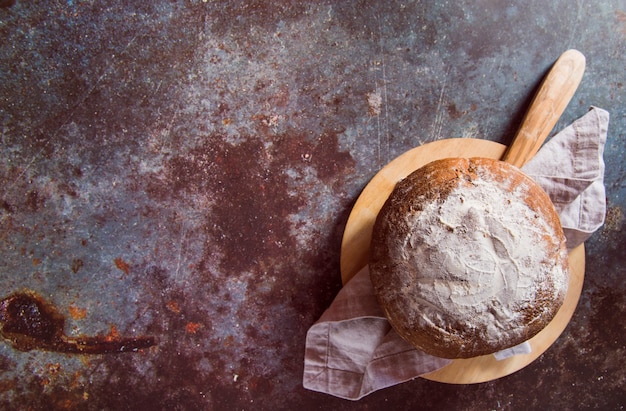 Pão gostoso na vista superior de mesa enferrujada