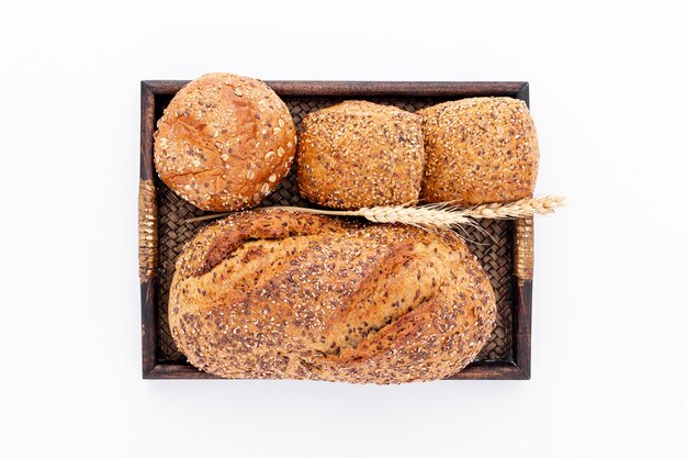 Pão integral e pães pequenos em uma cesta