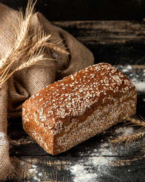 Pão multigrain com trigo e farinha na mesa