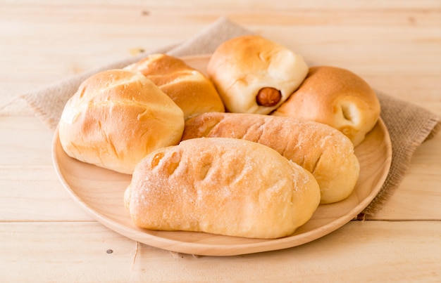 Pão na placa de madeira