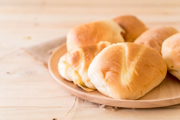 Pão na placa de madeira