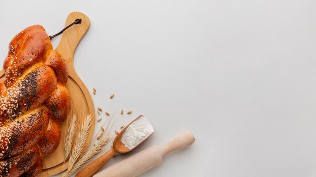 Pão na tábua de madeira com rolo