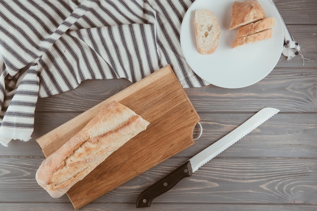 Pão pão em uma mesa de madeira