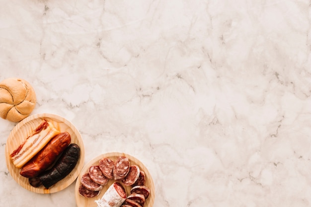 Foto grátis pão perto de salsichas