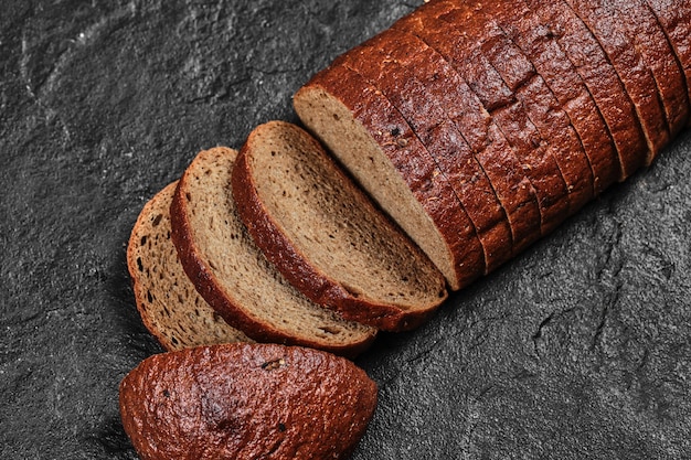 Pão preto fatiado.