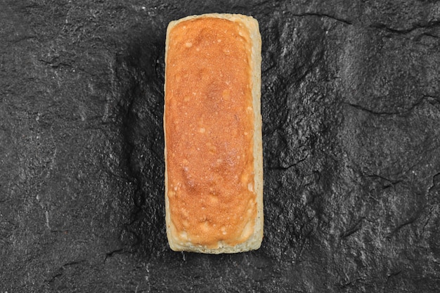 Pão quadrado isolado.
