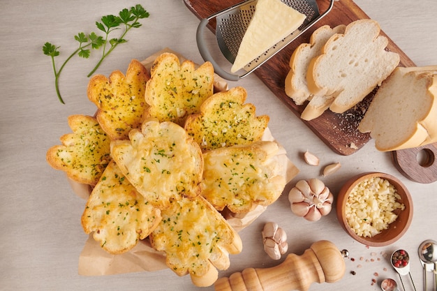 Pão saboroso caseiro com alho, queijo e ervas na mesa da cozinha.