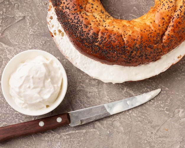 Foto grátis pão saboroso com creme de queijo