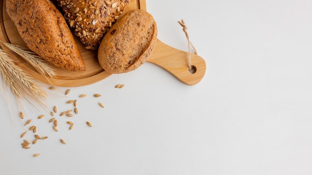 Pão sobre uma tábua de madeira