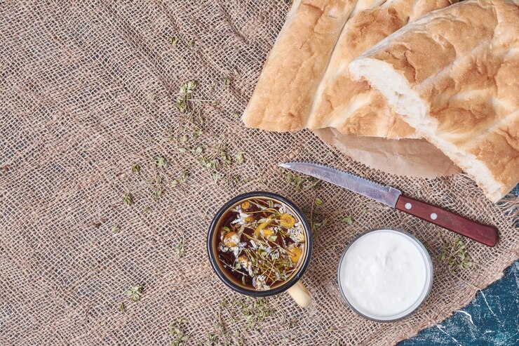 Foto grátis pão tandir com iogurte e chá.