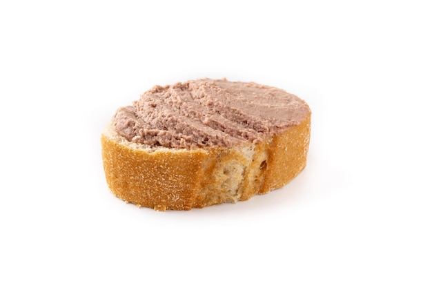 Pão torrado com patê de fígado de porco isolado no fundo branco